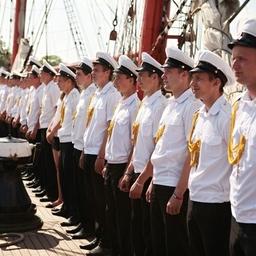 Парадный расчет курсантов во время захода в порт. Фото Александра Кучерука.