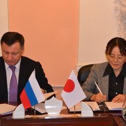 Заместитель руководителя Федерального агентства по рыболовству Петр Савчук и начальник управления контроля ресурсов департамента рыболовства Министерства сельского, лесного и рыбного хозяйства Японии Асакава Кёко подписали протокол. Фото пресс-службы Росрыболовства