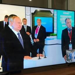 Президент Владимир ПУТИН поздравил всех участников церемонии открытия завода по видеосвязи с ВЭФ. Фото пресс-службы правительства Сахалинской области