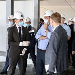 Темпы строительства нового производства РРПК в Приморском крае оценил губернатор Олег КОЖЕМЯКО. Фото пресс-службы губернатора