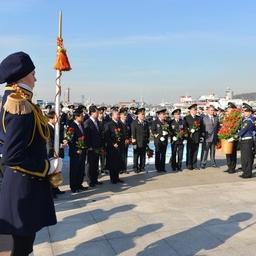 Экипаж и курсанты «Паллады» почтили память российских героев. Фото пресс-службы Дальрыбвтуза.