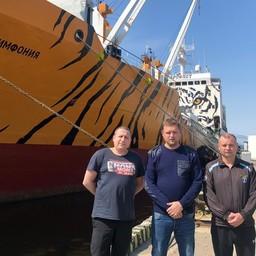 Моряки с транспортного рефрижератора «Симфония» вовремя пришли на помощь утопающему. Фото пресс-службы ГК «Доброфлот»