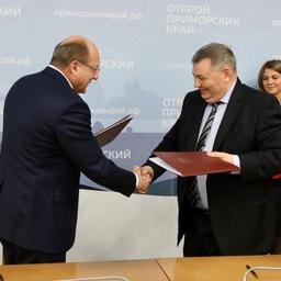 Апрель 2020 г. Заключение контрактов на строительство на Находкинском судоремонтном заводе шести судов для добычи крабов. От Находкинского судоремонтного завода контракты подписал генеральный директор завода Николай БОЛГАР, от рыбопромышленных компаний – президент ГК «Антей» Иван МИХНОВ