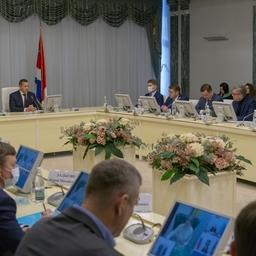 Зампред правительства - полномочный представитель президента в ДФО Юрий ТРУТНЕВ провел во Владивостоке совещание по проблемам поставок российской рыбной продукции. Фото пресс-службы полпредства