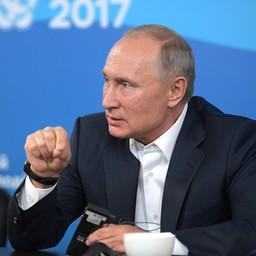 Глава государства Владимир ПУТИН с участниками Всемирного фестиваля молодежи и студентов. Фото пресс-службы президента РФ