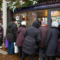 К прилавкам выстраиваются большие очереди