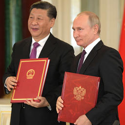 СИ Цзиньпин и Владимир ПУТИН подписали Совместное заявление о развитии отношений всеобъемлющего партнерства и стратегического взаимодействия, вступающих в новую эпоху. Фото пресс-службы президента
