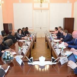 Заместитель министра сельского хозяйства – руководитель Росрыболовства Илья ШЕСТАКОВ провел встречу с представителем президента в Министерстве рыбного хозяйства и водных ресурсов Экваториальной Гвинеи Аурелио ФУМОЙ. Фото пресс-службы ФАР