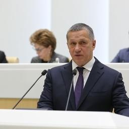 Вице-премьер — полпред президента в ДФО Юрий Трутнев анонсировал регулярные контейнерные перевозки рыбы по Севморпути. Фото пресс-службы правительства