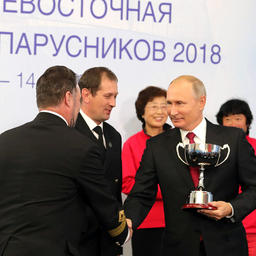 Президент Владимир ПУТИН с победителями Дальневосточной регаты учебных парусников – экипажем российского учебного парусника «Надежда». Фото пресс-службы главы государства
