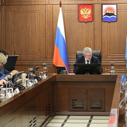 Губернатор Владимир СОЛОДОВ на оперативном совещании поручил правительству Камчатки проработать размещение и виды объектов инвестиций под крабовые квоты. Фото пресс-службы правительства региона