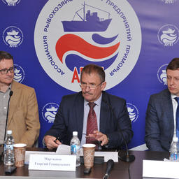Член Общественного совета при Росрыболовстве, председатель совета директоров медиахолдинга Fishnews Эдуард КЛИМОВ, президент Ассоциации рыбохозяйственных предприятий Приморья Георгий МАРТЫНОВ, руководитель Ассоциации добытчиков краба Дальнего Востока Александр ДУПЛЯКОВ