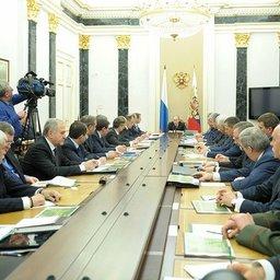 Владимир Путин провел заседание Совбеза, посвященное обеспечению национальной безопасности в сфере охраны окружающей среды и природопользования. Фото пресс-службы Президента РФ.