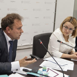 Президент ВАРПЭ Александр ФОМИН и замначальника управления экспертно-аналитических работ Аналитического центра при Правительстве РФ Елена РАЗУМОВА