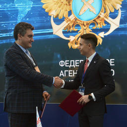 Генеральный директор компании «ГК Технологии трейдинга» Вадим КЛЕМЕНТЬЕВ и начальник ЦСМС Артем ВИЛКИН подписали соглашение о разработке и развитии модуля проведения торгов и сбыта продукции, производимой на судах