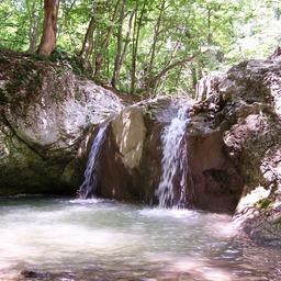 Водопад на реке Кучук-Карасу, на который расположены два участка. Фото vivali («Википедия»). Файл доступен по лицензии Creative Commons Attribution 3.0 Unported