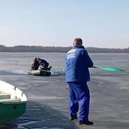 Одного из пострадавших вытащили с помощью лодки. Кадр оперативной съемки