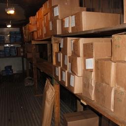 Около 2,7 тонны различных морских деликатесов нашил в рефконтейнерах на территории промышленной базы во Владивостоке. Фото пресс-группы Пограничного управления ФСБ России по Приморскому краю