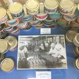 Витрина с пирамидой жестяных банок – это продукция и разработки ТИНРО 1940-1980-х годов