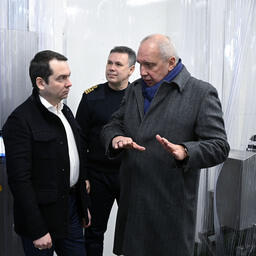 Презентацию губернатору Мурманской области Андрею ЧИБИСУ провел генеральный директор компании «Антей Север» Юрий БАКАЛЯР. Фото Льва Федосеева