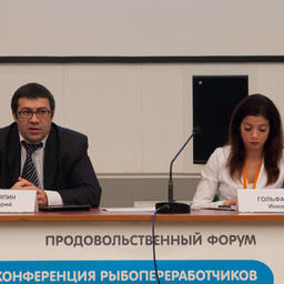 Замдиректора департамента регулирования агропродовольственного рынка, рыболовства, пищевой и перерабатывающей промышленности Минсельхоза Григорий Шаляпин и генеральный директор ООО «Русское море – Аквакультура» Инна Гольфанд