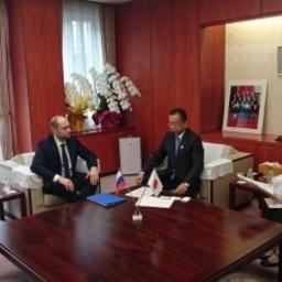 Встреча российского министра по развитию Дальнего Востока Александра ГАЛУШКИ и министра сельского хозяйства, водных и лесных ресурсов Японии Юдзи ЯМАМОТО. Фото пресс-центра Минвостокразвития