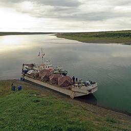 Одна из групп исследователей базировалась на буксируемой барже. Фото пресс-службы Росрыболовства