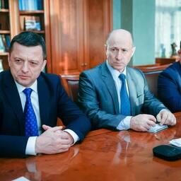 Замглавы Росрыболовства Михаил ИВАНИК (слева) представил нового руководителя Восточно-Сибирского теруправления ведомства Николая КУЧЕРОВА (в центре). Фото пресс-службы правительства Якутии