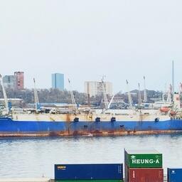 «Владивосток-2000» у причальной стенки в столице Приморского края