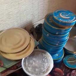 Черную икру фасовали в банки с логотипом известной торговой марки. Кадр оперативной съемки МВД