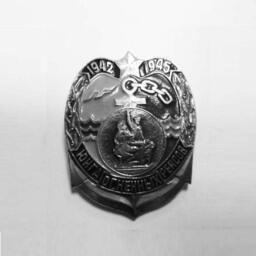 Одна из военных наград Юрия Пудовкина — знак «Юнга огненных рейсов». Фото предоставлено Геннадием Ворониным