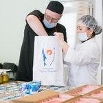 Команда «Родных островов», волонтеры и помощники фонда собрали около 1100 продуктовых наборов для людей, попавших в трудную жизненную ситуацию. Фото пресс-службы фонда