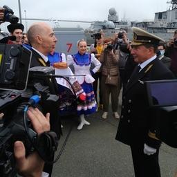 Капитан Николай ЗОРЧЕНКО доложил об успешном завершении рейса ректору Дальрыбвтуза Олегу ЩЕКЕ