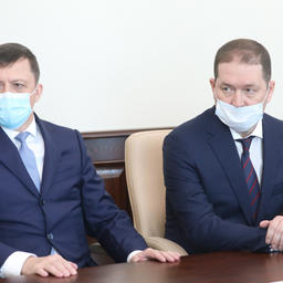 Заместитель руководителя Федерального агентства по рыболовству Михаил ИВАНИК и новый глава Приморского теруправления ведомства Руслан РУМЯНЦЕВ. Фото – Иван Дякин (правительство края)