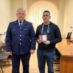 Руководитель Восточного межрегионального следственного управления на транспорте СК России Антон АРТЕМЕНКО вручил награду матросу Владимиру ТИШКЕВИЧУ. Фото пресс-службы ведомства