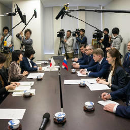 Губернатор Сахалинской области Олег КОЖЕМЯКО рассмотрел с главой префектуры Хоккайдо Харуми ТАКАХАСИ возможности совместной экономической деятельности на Южных Курилах. Фото пресс-службы областного правительства