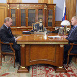 Председатель Правительства Российской Федерации Владимир ПУТИН провел рабочую встречу с руководителем Росрыболовства Андреем КРАЙНИМ. (Фото пресс-службы Правительства РФ)