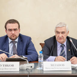 Директор департамента обеспечения реализации инвестиционных проектов Минвостокразвития Александр КРУТИКОВ и председатель КС «Севрыба» Вячеслав ЗИЛАНОВ