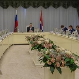 Зампред правительства - полномочный представитель президента в ДФО Юрий ТРУТНЕВ провел во Владивостоке совещание по проблемам поставок российской рыбной продукции. Фото пресс-службы полпредства