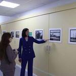 Ученый секретарь ТИНРО Мария ЧАЛИЕНКО проводит экскурсию корреспонденту Fishnews. Фото пресс-службы филиала