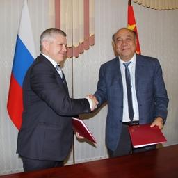 Соглашение о сотрудничестве между Хабаровским краем и Хэйлунцзяном на ближайший год подписали заместитель председателя правительства региона – министр природных ресурсов Александр ЕРМОЛИН и директор департамента по охране окружающей среды провинции Ли ПИН. Фото Максима Мацко