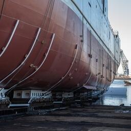 Спуск рыбопромыслового судна на верфи в Санкт-Петербурге