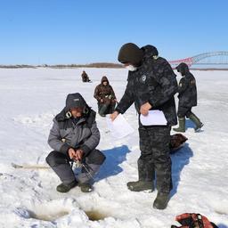 Инспекторы предупреждают рыбаков-любителей о необходимости соблюдения режима самоизоляции. Фото пресс-службы Нижнеобского теруправления Росрыболовства