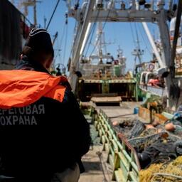 Сахалинский пограничник рядом с японской шхуной Eihou maru 172, задержанной за нелегальный промысел, июнь 2021 г. Фото пресс-службы Погрануправления ФСБ России по Сахалинской области