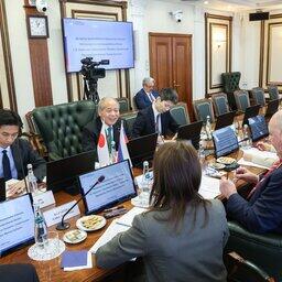 Встреча депутата Палаты советников парламента Японии Мунэо СУДЗУКИ и председателя Комитета Совета Федерации по международным делам Григория КАРАСИНА в Совфеде РФ. Фото пресс-службы СФ