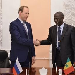 Заместитель руководителя Федерального агентства по рыболовству Василий СОКОЛОВ и министр рыболовства и морского хозяйства Сенегала Умар ГЕЙЕ. Фото пресс-службы ФАР