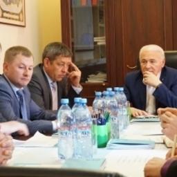 Пути оптимизации работы Магаданского морского торгового порта обсудили на совещании у губернатора Владимира Печеного. Фото областного управления информационной политики