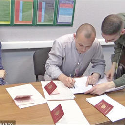 Рыбаки «Норда» при задержании в киевском аэропорту Жуляны. Кадр видео Госпогранслужбы Украины