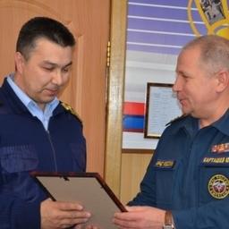 Капитану судна «Петр Ильичев» Анатолию ПИМЕНОВУ вручил благодарственное письмо первый заместитель начальника регионального управления МЧС России Юрий КАРТАШЕВ. Фото пресс-службы главного управления министерства по Камчатскому краю