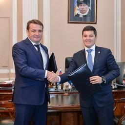 Глава Росрыболовства Илья ШЕСТАКОВ и губернатор ЯНАО Дмитрий АРТЮХОВ заключили соглашение. Фото пресс-службы правительства региона
